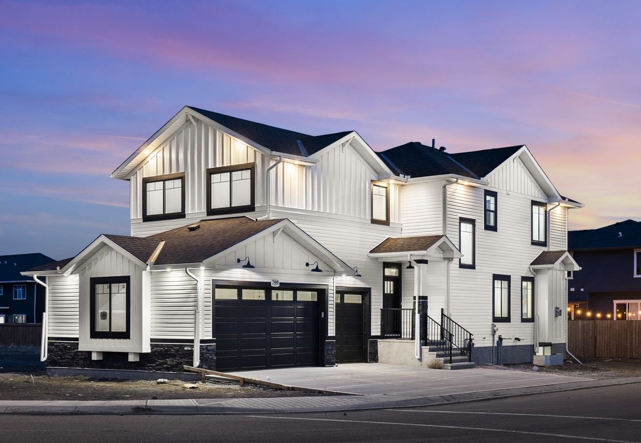 Single family home with triple attached garage in Edgefield